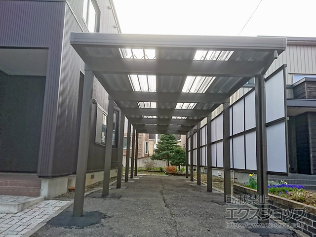 北海道千歳市のLIXIL リクシル（トステム）のカーポート テリオスポートIII 4500 2台用 縦連棟 角柱12本柱 積雪〜150cm対応 施工例