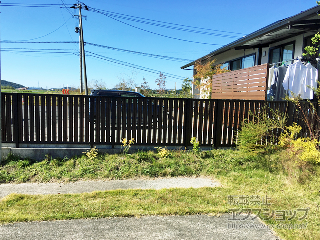 鹿児島県薩摩川内市ののフェンス・柵 ルシアスフェンスF03型 たて半目隠し 複合カラー 自由柱施工 施工例