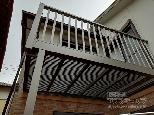 大阪府枚方市のLIXIL リクシル（トステム）のバルコニー ビューステージHスタイル 縦太格子 単体 柱建て式 *片袖納まり 施工例