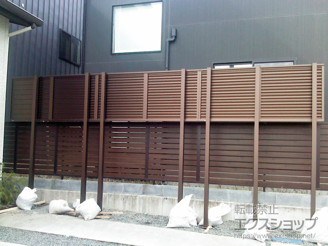 静岡県静岡市ののフェンス・柵 ミエーネフェンス 目隠しルーバータイプ 3段支柱 自立建て用（パネル1段）※柱別途 施工例