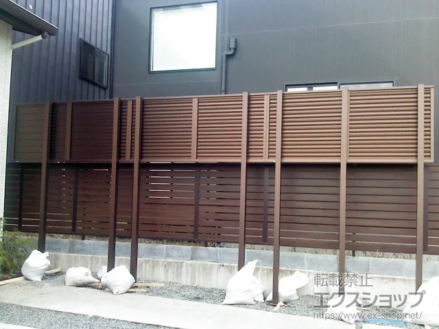 静岡県静岡市のValue Selectのフェンス・柵・塀 ミエーネフェンス 目隠しルーバータイプ 3段支柱 自立建て用(パネル1段)※柱別途 施工例