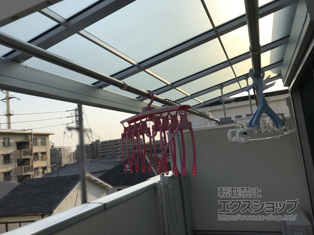 兵庫県西宮市のLIXIL リクシル（トステム）のバルコニー・ベランダ屋根 パワーアルファ F型 屋根タイプ 単体 積雪〜30cm対応＋パワーアルファ 吊り下げ物干しAセット 標準 2本入×1セット 施工例