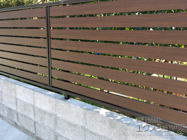 鹿児島県いちき串木野市ののフェンス・柵 ルシアスフェンスF04型 横板 木目カラー 自由柱施工 施工例