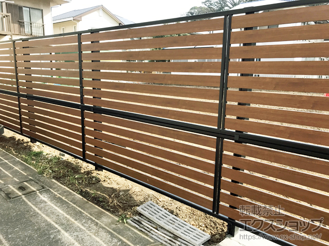 神奈川県横浜市ののフェンス・柵 モクアルフェンス 横板タイプ 2段支柱 自立建て用（パネル2段） 施工例