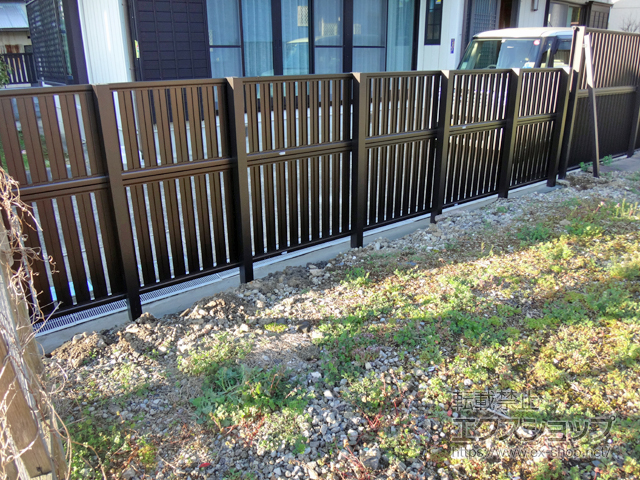 千葉県君津市ののフェンス・柵 ルシアスフェンスF03型 たて半目隠し 木調カラー 2段支柱 自立建て用 施工例