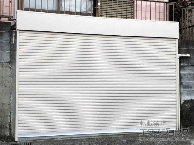 神奈川県藤沢市ののガレージシャッター プラテアII スチールタイプ 内蔵 電動式 施工例