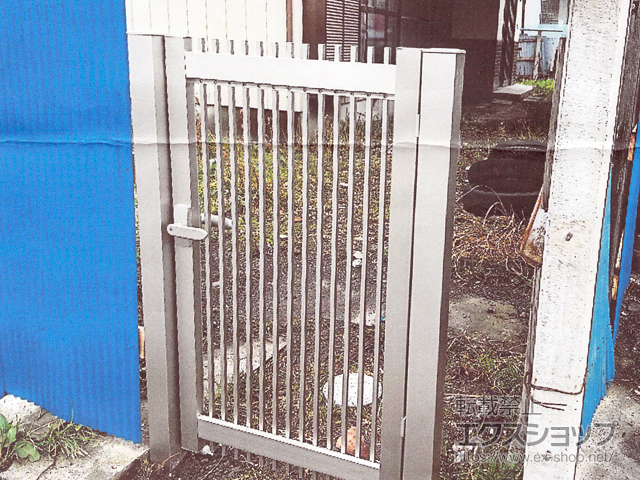 茨城県猿島郡境町のの門扉 シンプレオ門扉T1型 縦格子 片開き 門柱使用 施工例