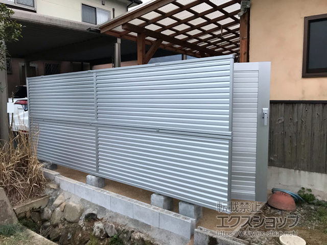 兵庫県朝来市ののフェンス・柵 ミエーネフェンス 目隠しルーバータイプ 2段支柱 自立建て用（パネル2段） 施工例