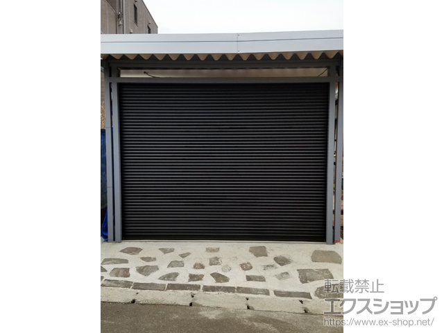 埼玉県日高市のLIXIL リクシル（トステム）のガレージシャッター ガレージシャッタークワトロ 電動式 内部付タイプ 施工例