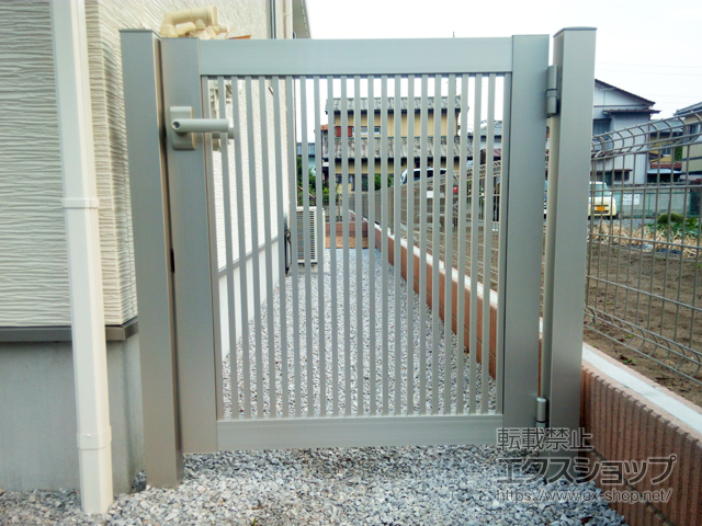 群馬県前橋市のの門扉 シンプレオ門扉2型 縦格子 片開き 門柱使用 施工例