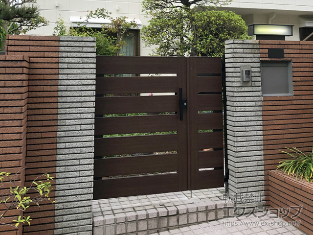 大阪府箕面市のの門扉 ルシアス門扉BW02型 横スリット(木調框) 両開き親子 複合カラー 100角門柱使用 施工例