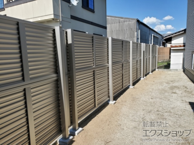 福岡県八女市ののフェンス・柵 ミエーネフェンス 目隠しルーバータイプ 2段支柱 自立建て用 施工例