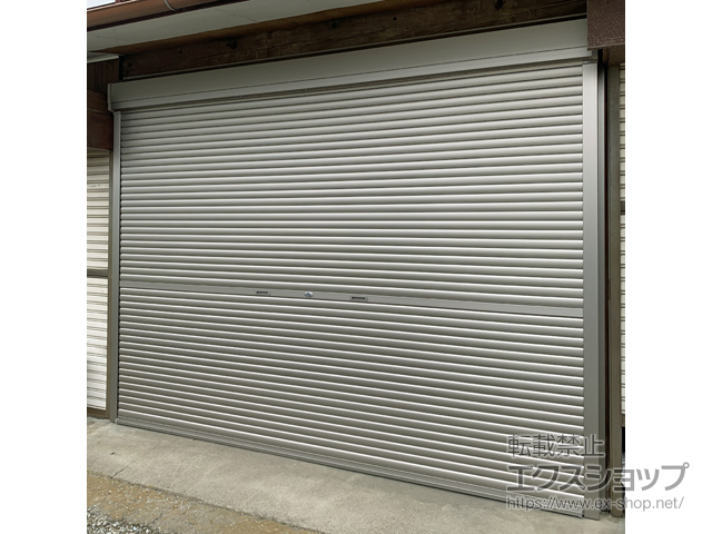 埼玉県羽生市のLIXIL リクシル（トステム）のガレージシャッター ガレージシャッタークワトロ 手動式 外部付タイプ 施工例