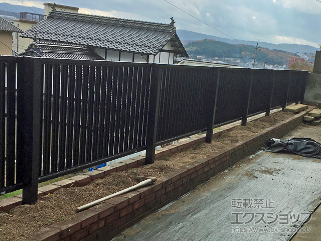 広島県三次市ののフェンス・柵 シンプレオフェンスST1型 縦スリット　2段支柱 自立建て用 施工例