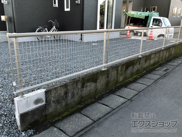 宮崎県都城市ののフェンス・柵 シンプレオフェンスM2型 縦井桁メッシュ 自由柱施工 施工例