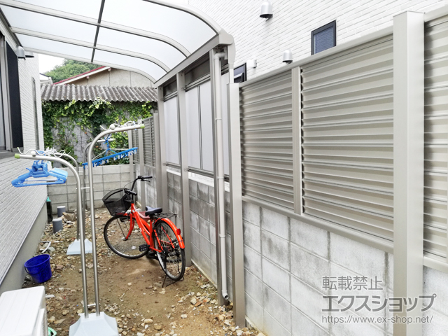 徳島県鳴門市ののフェンス・柵 ミエーネ目隠しルーバーフェンス 上段のみ設置 自立建て用 施工例