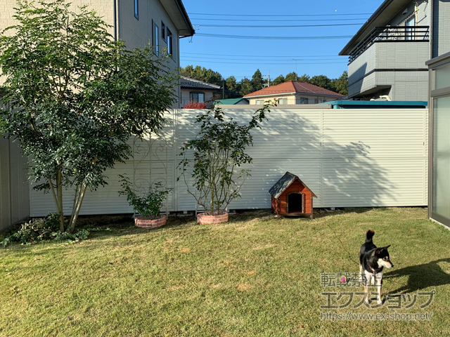 栃木県真岡市ののフェンス・柵 ミエーネフェンス 目隠しルーバータイプ 2段支柱 自立建て用 施工例