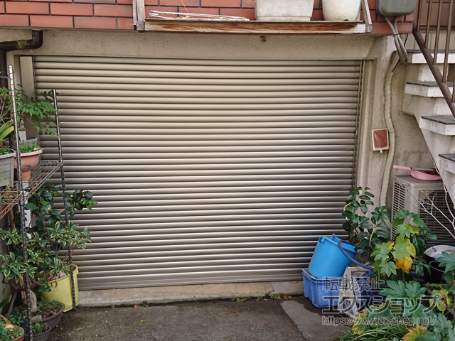 京都府京都市のLIXIL リクシル（トステム）のガレージシャッター ガレージシャッタークワトロ 電動式 内部付タイプ ※外部停電時開閉機構 施工例