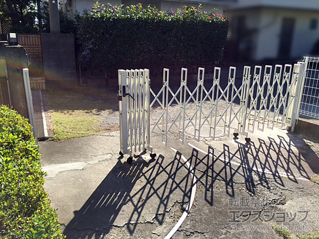 神奈川県茅ヶ崎市ののカーゲート セレビューFA型　キャスター式　片開き　42SA 施工例