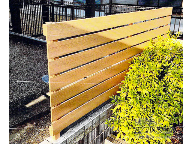 三重県津市ののフェンス・柵 ルシアスフェンスH02型 横板格子 木調カラー 自由柱施工 施工例