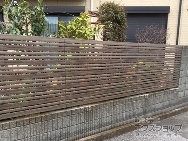 千葉県市原市ののフェンス・柵 フェンスAA YR1型 横格子 ランダム 木調カラー フリーポールタイプ 施工例