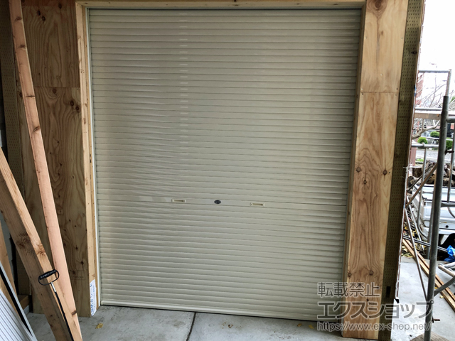 長野県小諸市のLIXIL リクシル（トステム）のガレージシャッター ガレージシャッタークワトロ 手動式 内部付タイプ 施工例