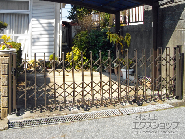 千葉県木更津市のLIXIL リクシル(新日軽)のカーゲート セレビューMK型 傾斜地タイプ キャスター式 片開き 37SA 施工例