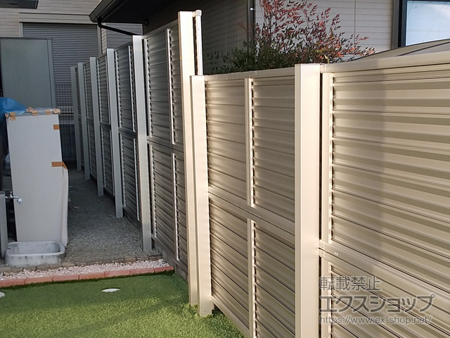 奈良県五條市ののフェンス・柵 ミエーネフェンス 目隠しルーバータイプ 2段支柱 自立建て用(パネル2段) 施工例