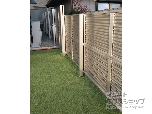 奈良県五條市ののフェンス・柵 ミエーネフェンス 目隠しルーバータイプ 2段支柱 自立建て用(パネル2段) 施工例