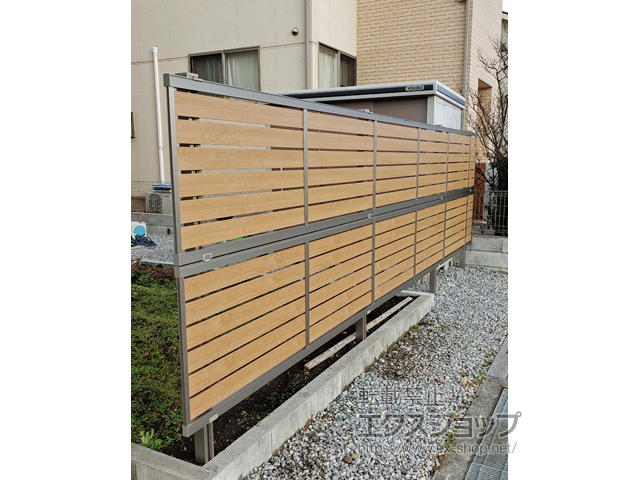 滋賀県彦根市のLIXIL リクシル(新日軽)のフェンス・柵 セレビューフェンス RP3型 2段支柱[控え柱なし・60角]（パネル2段） 施工例