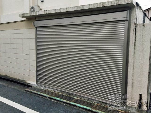 東京都杉並区のLIXIL リクシル（トステム）のガレージシャッター ガレージシャッタークワトロ 電動式 外部付タイプ 施工例