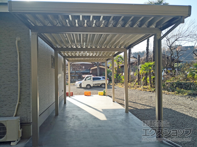 山梨県上野原市のLIXIL リクシル（トステム）のカーポート テリオスポートIII 1500 縦連棟 角柱8本柱 積雪〜50cm対応 施工例
