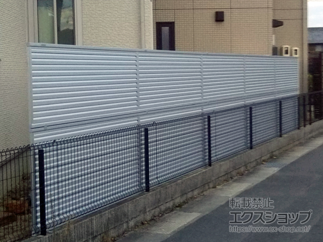 岡山県倉敷市ののフェンス・柵 ミエーネフェンス 目隠しルーバータイプ 2段支柱 自立建て用 施工例