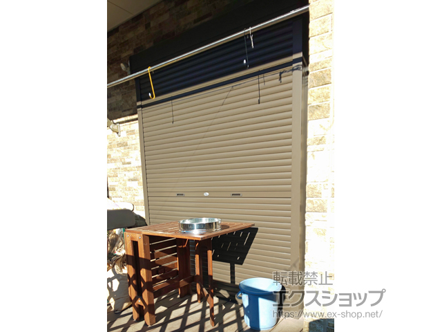 山梨県甲府市のLIXIL リクシル（トステム）のガレージシャッター 【特注】ガレージシャッタークワトロ 手動式 外部付タイプ 施工例