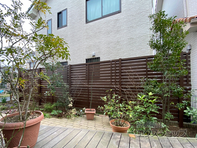 埼玉県鴻巣市ののフェンス・柵 ルシアスフェンスH02型 横板格子 木調カラー 2段支柱 自立建て用 施工例