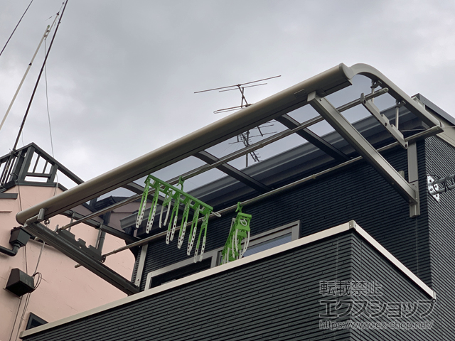 東京都新宿区のLIXIL リクシル（トステム）のバルコニー・ベランダ屋根 パワーアルファ RB型 ルーフタイプ 単体 積雪〜30cm対応 施工例