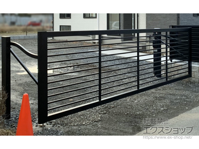 埼玉県川越市ののカーゲート 【特注】スウィングアップゲート 1型 横格子 電動式 施工例