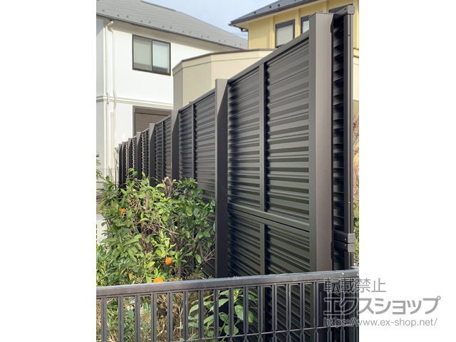 神奈川県綾瀬市ののフェンス・柵 ミエーネフェンス 目隠しルーバータイプ 2段支柱 自立建て用（パネル2段） 施工例