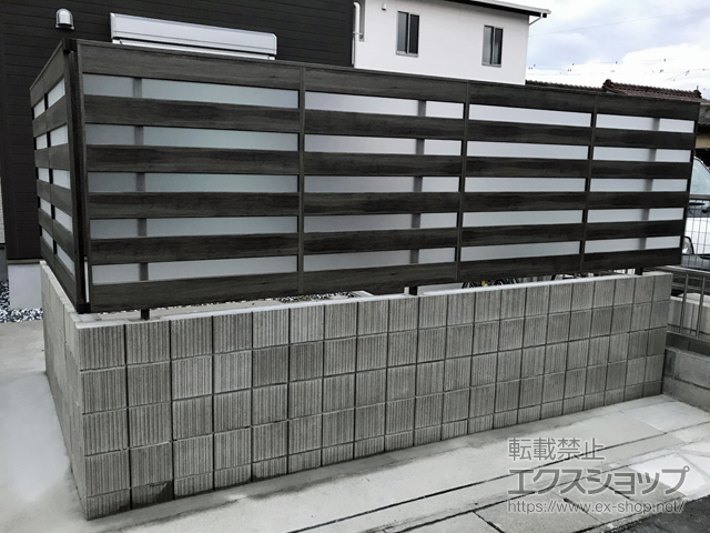 愛知県海部郡大治町ののフェンス・柵 フェンスAA YT1型 横採光 木調カラー フリーポールタイプ 施工例