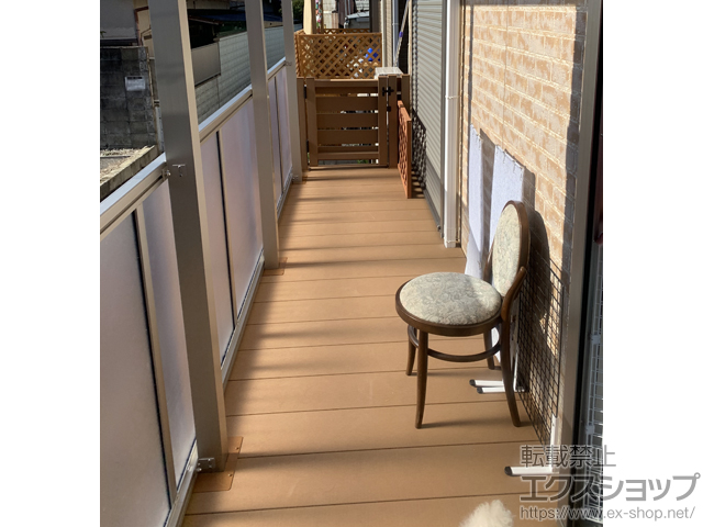 奈良県奈良市ののウッドデッキ リウッドデッキ 200＋ステップ5型 Sタイプ 2段＋デッキフェンス3型＜横スリット＞＋デッキ門扉3型＜横スリット＞ 施工例