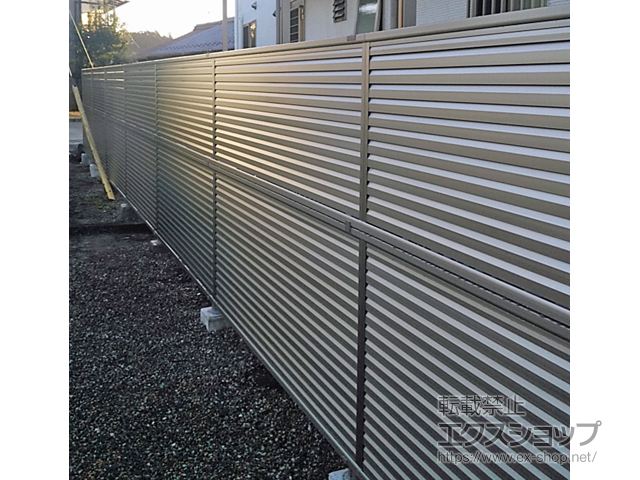 岐阜県関市ののフェンス・柵 ミエーネフェンス 目隠しルーバータイプ 2段支柱 自立建て用(パネル2段) 施工例
