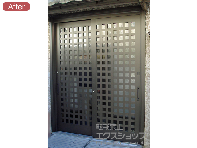 埼玉県越谷市のLIXIL リクシル（トステム）の玄関ドア リシェント玄関引戸 SG仕様 2枚建戸 ランマ無 54型（井桁格子） 施工例