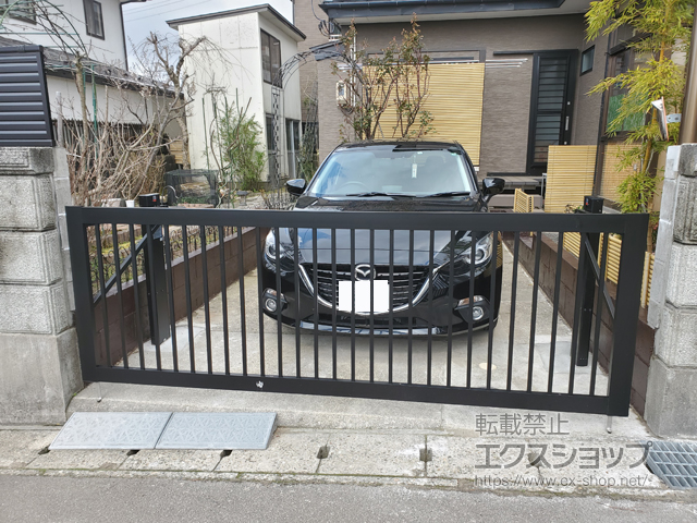 秋田県秋田市ののカーゲート スウィングアップゲート2型 縦格子 手動式 施工例