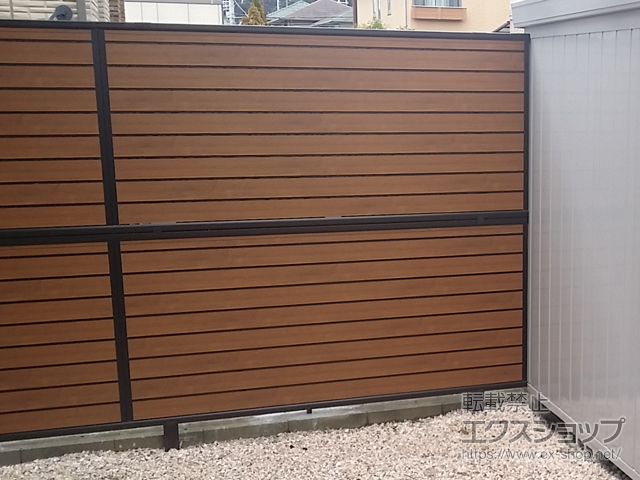 大阪府阪南市ののフェンス・柵 モクアルフェンス　目隠しタイプ　2段支柱　自立建て用（パネル2段） 施工例