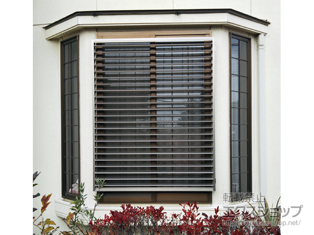 茨城県古河市のLIXIL リクシル（トステム）の面格子・窓格子 【特注】目隠し可動ルーバー 引違い窓用 施工例