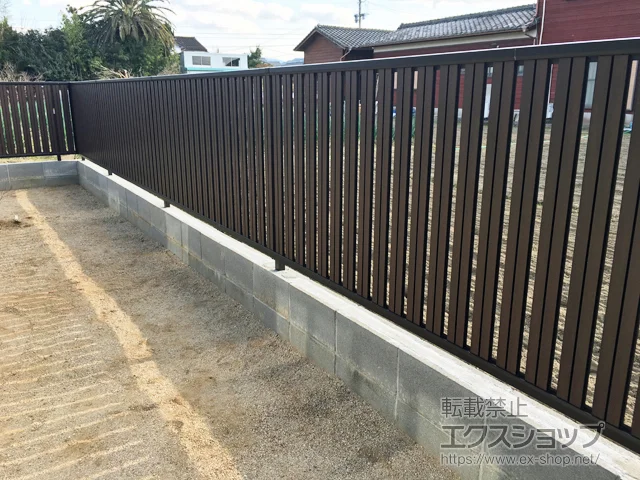 大分県佐伯市のYKKAPのフェンス・柵・塀 ルシアスフェンスF03型 たて半目隠し 木調カラー　自由柱施工 施工例