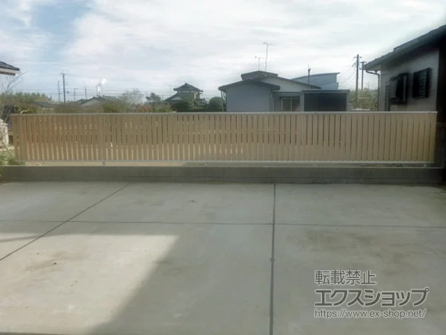 茨城県神栖市のYKKAPのフェンス・柵・塀 ルシアスフェンスF03型 たて半目隠し 自由柱施工 施工例