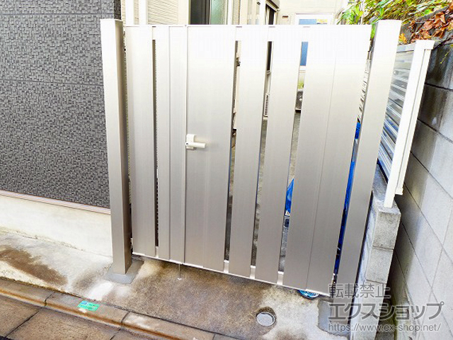 東京都葛飾区のの門扉 ルシアス門扉BS01型 たてスリット 両開き親子 アルミカラー 門柱使用(100角) 施工例