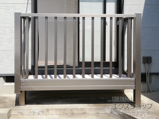 神奈川県横浜市のLIXIL リクシル（トステム）のバルコニー ビューステージHスタイル 縦太格子 単体 柱建て式 施工例