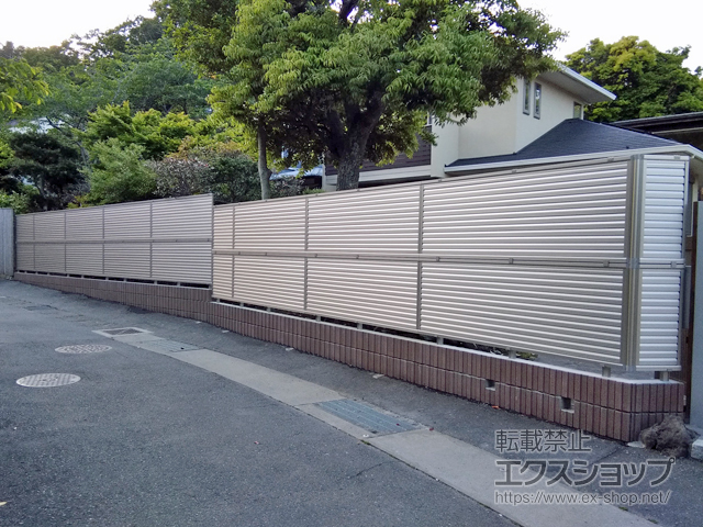 神奈川県鎌倉市ののフェンス・柵 ミエーネフェンス 目隠しルーバータイプ 2段支柱 ブロック建て用 施工例